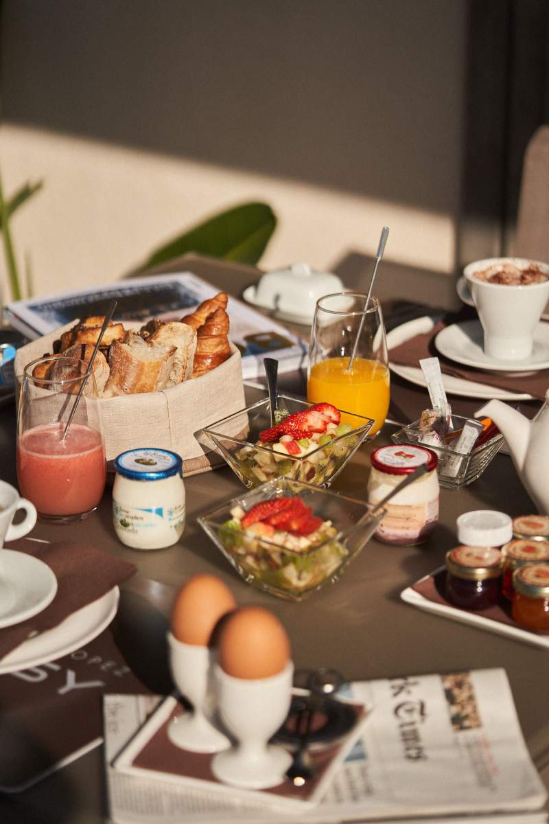 Viennoiseries et fruits  petit-déjeuner à Saint-Tropez