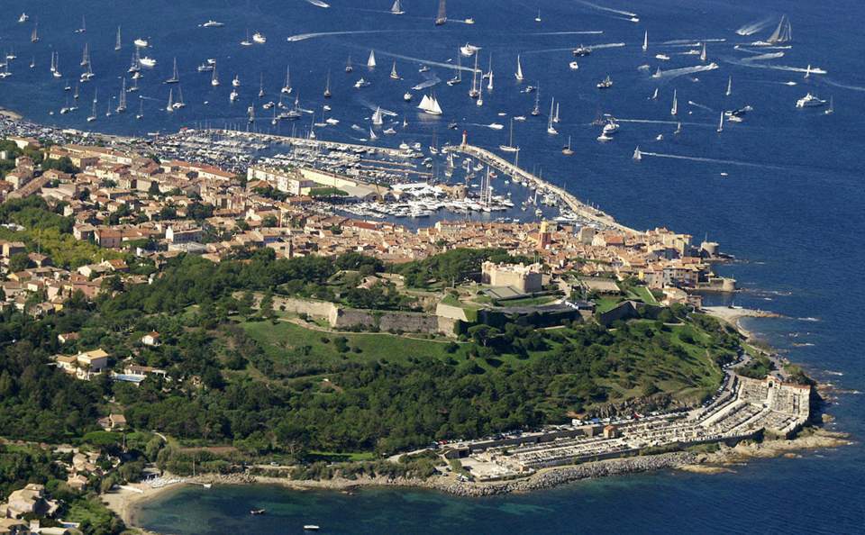 Citadelle de Saint-Tropez avec vue sur le vieux port 